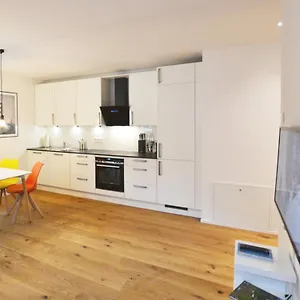 Modern Near Downtown Apartment München